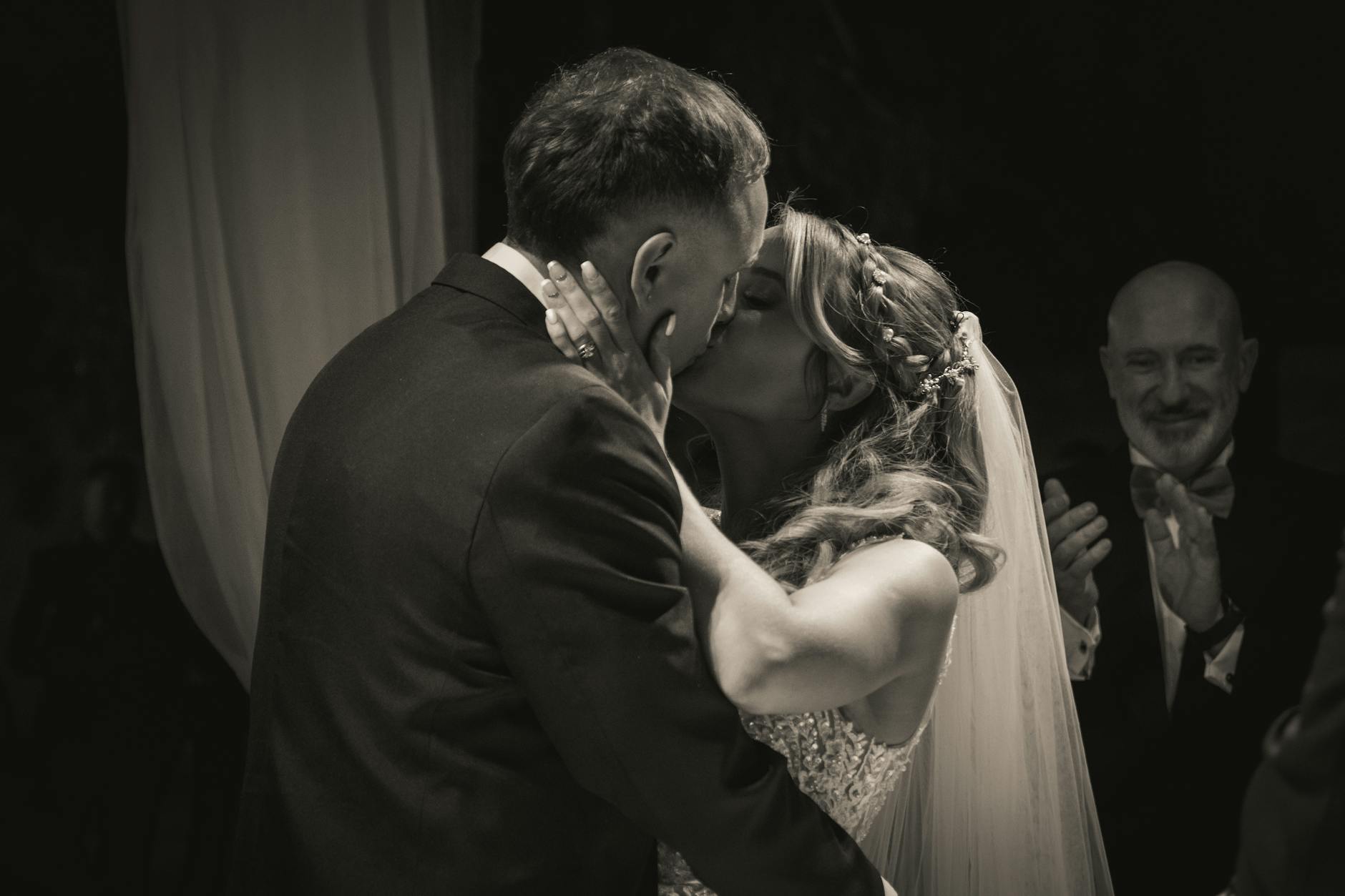 Der erste Kuss — Trauung im Scheinwerferlicht