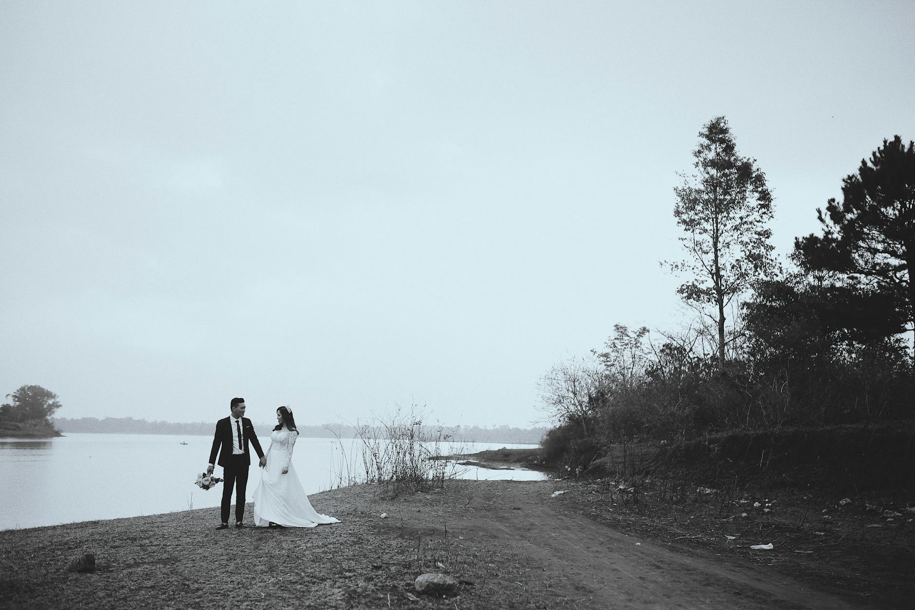 Am See — Schwarz-Weiss und stille Wasser