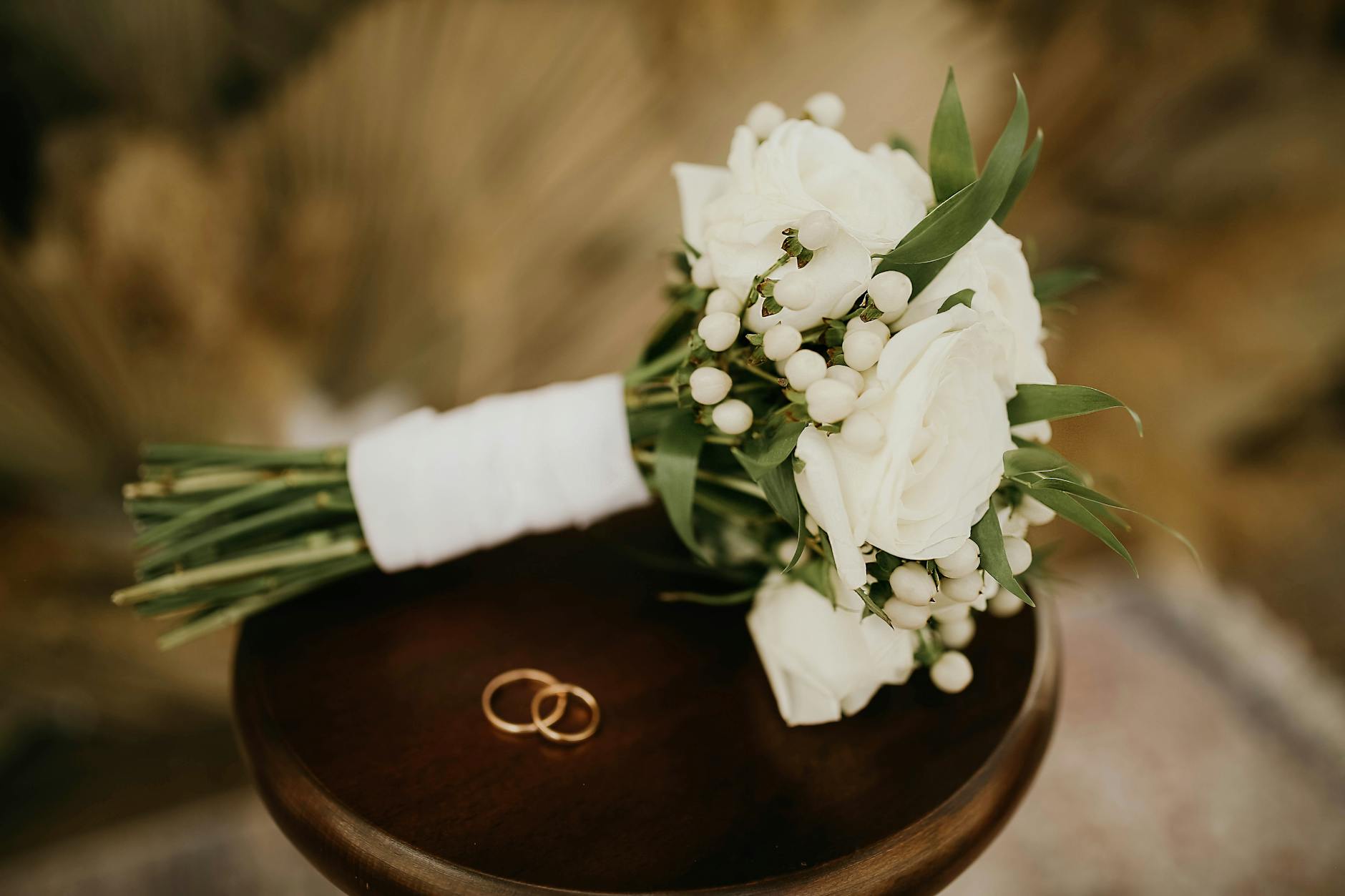 Ringe auf Holz — die Symbolik der kleinen Dinge